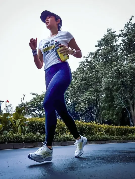 "Sekarang pandemi semuanya back to back tapi di rumah. Jadi agak-agak blessing in disguise gue jadi lebih deket sama keluarga," paparnya. (Instagram/therealdisastr)