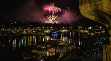 Kembang api menerangi Menara Eiffel selama perayaan Hari Bastille di Paris pada Selasa (14/7/2020) malam. Perayaan yang digelar setiap tanggal 14 Juli ini dalam rangka untuk memperingati penyerbuan benteng penjara Bastille pada 14 Juli 1789 silam. (AP Photo/Rafael Yaghobzadeh)