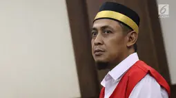Terdakwa penyebaran berita bohong tentang 7 kontainer berisi surat suara Pemilu 2019 yang telah tercoblos, Bagus Bawana Putrajelang menjalani sidang perdana di PN Jakarta Pusat, Kamis (4/4). Bagus didakwa menyebarkan hoax itu melalui media sosial dan grup aplikasi perpesanan. (Liputan6.com/Helmi Fit