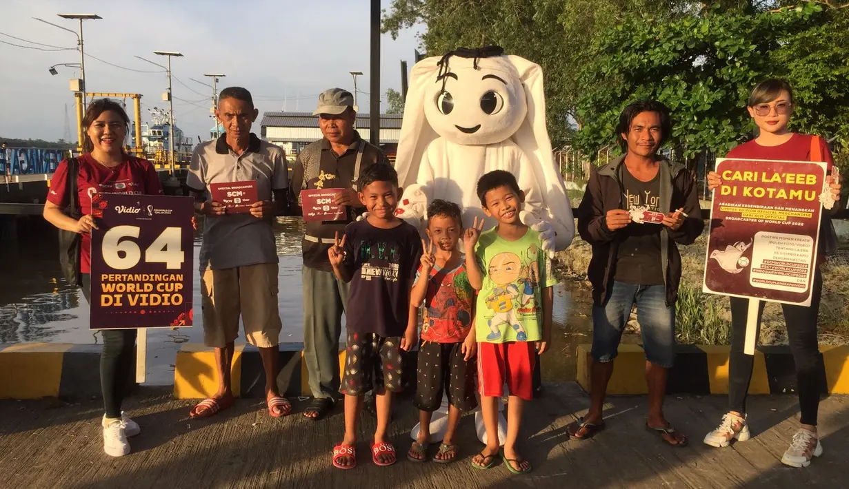 Maskot Piala Dunia 2022, La'eeb berfoto bersama warga saat mengunjungi Dermaga Banjar Raya,  Banjarmasin, Sabtu (29/10/2022). Sang maskot akan mengunjungi total 11 kota besar di Indonesia dalam program bertajuk Piala Dunia di Langit Indonesia "Berburu La'eeb". (FOTO: Dok. SCM)