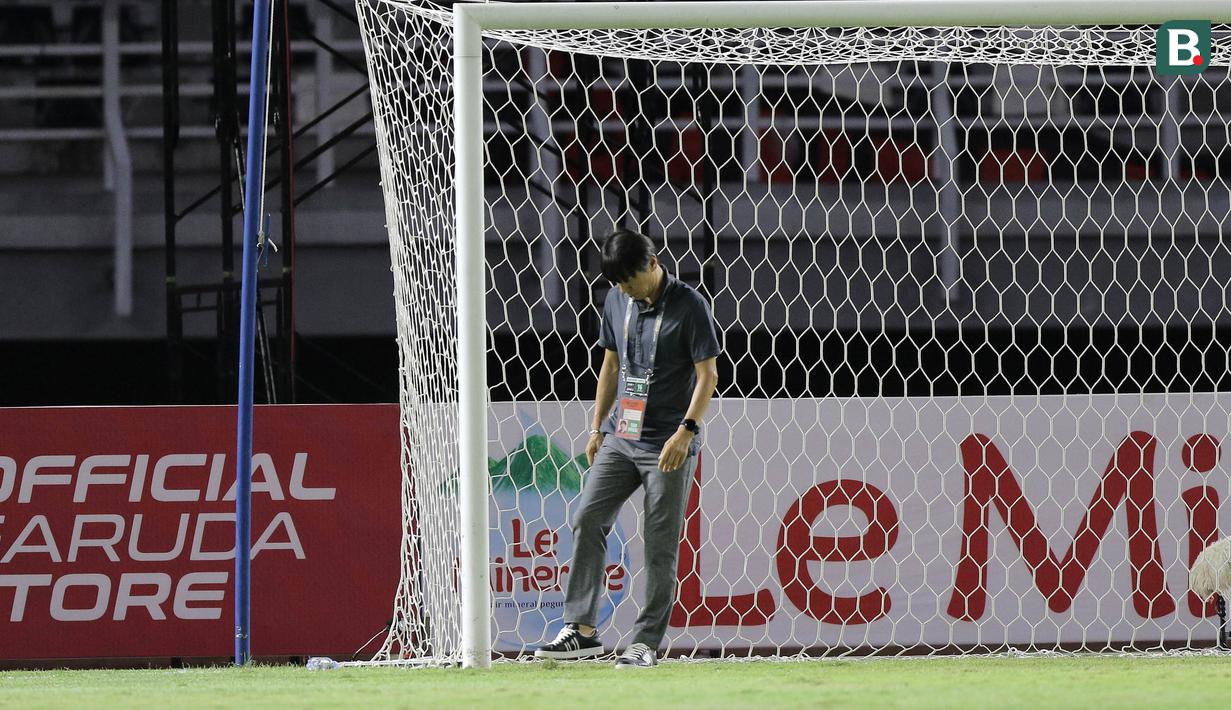 Pertama, Shin Tae-yong tampak memeriksa kedua gawang yang akan digunakan Cahya Supriadi sebagai benteng tearkhir Timnas Indonesia U-20. (Bola.com/Ikhwan Yanuar)