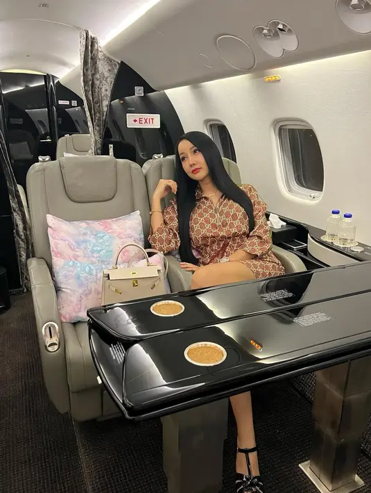 Dikenal dengan julukan ratu sembilan nyawa, Lucinta Luna memang terobsesi punya penampilan yang cantik. Ia kerap wara-wiri operasi plastik untuk tampil cantik jelita.(Liputan6.com/IG/@lucintaluna_manjalita).
