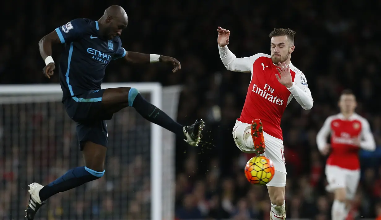 Bek Man.City, Eliaquim Mangala (kiri) berebut bola dengan pemain Arsenal, Aaron Ramsey pada lanjutan Liga Premier Inggris di Stadion  Emirates, London, Selasa (22/12/2015) dini hari WIB. (AFP Photo/Ikimages)
