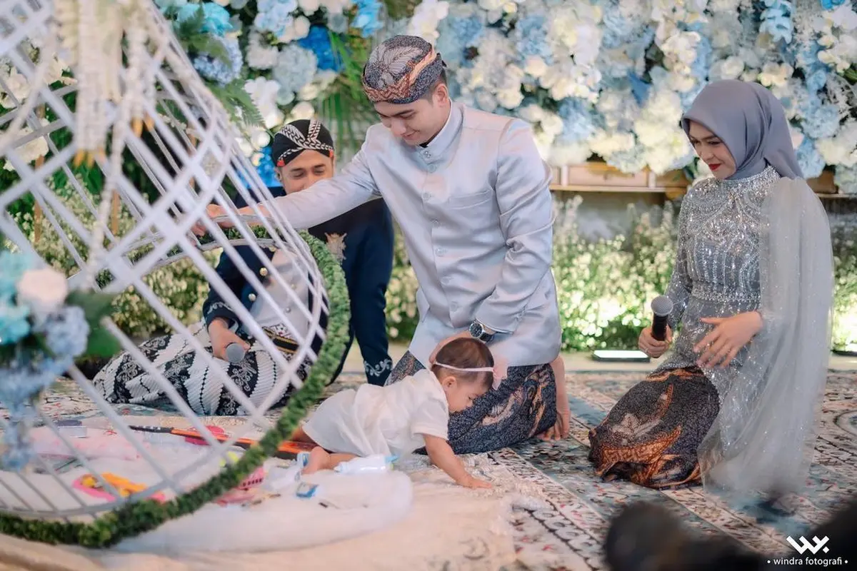 Tampil Gemas, Ini 7 Momen Prosesi Tedak Sinten Baby Moana Putri Ria Ricis