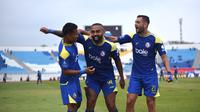 Striker Arema FC,&nbsp;Dalberto Luan (tengah), merayakan gol bersama&nbsp;rekan-rekannya setelah membobol gawang Bhayangkara FC pada pekan 3 BRI Super League 2025/2026 di Stadion Kanjuruhan, Jumat (22/8/2025). (Bola.com/Iwan Setiawan)