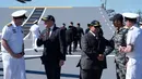 Kunjungan sekaligus menandai penguatan hubungan pertahanan dan kerja sama strategis antara kedua negara. Tampak dalam foto, Presiden Indonesia Prabowo Subianto (ketiga dari kanan) dan Perdana Menteri Australia Anthony Albanese (kedua dari kiri) berbicara dengan personel militer di atas kapal HMAS Canberra di pangkalan armada Kuttabul di Sydney, Australia, Rabu 12 November 2025. (AP Photo/Rick Rycroft)
