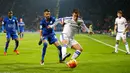 Gelandang Chelsea, Eden Hazard berusaha melewati gelandang Leicester, Riyad Mahrez pada lanjutan liga Inggris di King Power Stadium, Liecester (15/12). Leicester menang atas Chelsea dengan skor 2-1. (Reuters/Carl Recine)