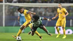 Striker Sporting CP, Gelson Martins, dijatuhkan bek Juventus, Alex Sandro, pada laga Liga Champions di Stadion Jose Alvalade, Lisbon, Selasa (31/10/2017). Kedua klub bermain imbang 1-1. (AFP/Patricia De Melo Moreira)