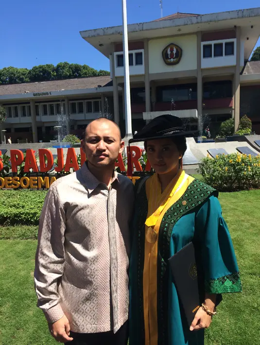 Ananda Mikola juga hadir untuk merayakan keberhasilan istrinya menyabet gelar Magister Hukum. (Ruben Silitonga/Bintang.com)