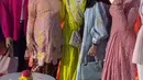 Misalnya saja Aurel Hermansyah mengenakan kebaya brokat model panjang pleated lengan puff, dipadukan kerudung pink polos. [@ashanty_ash]