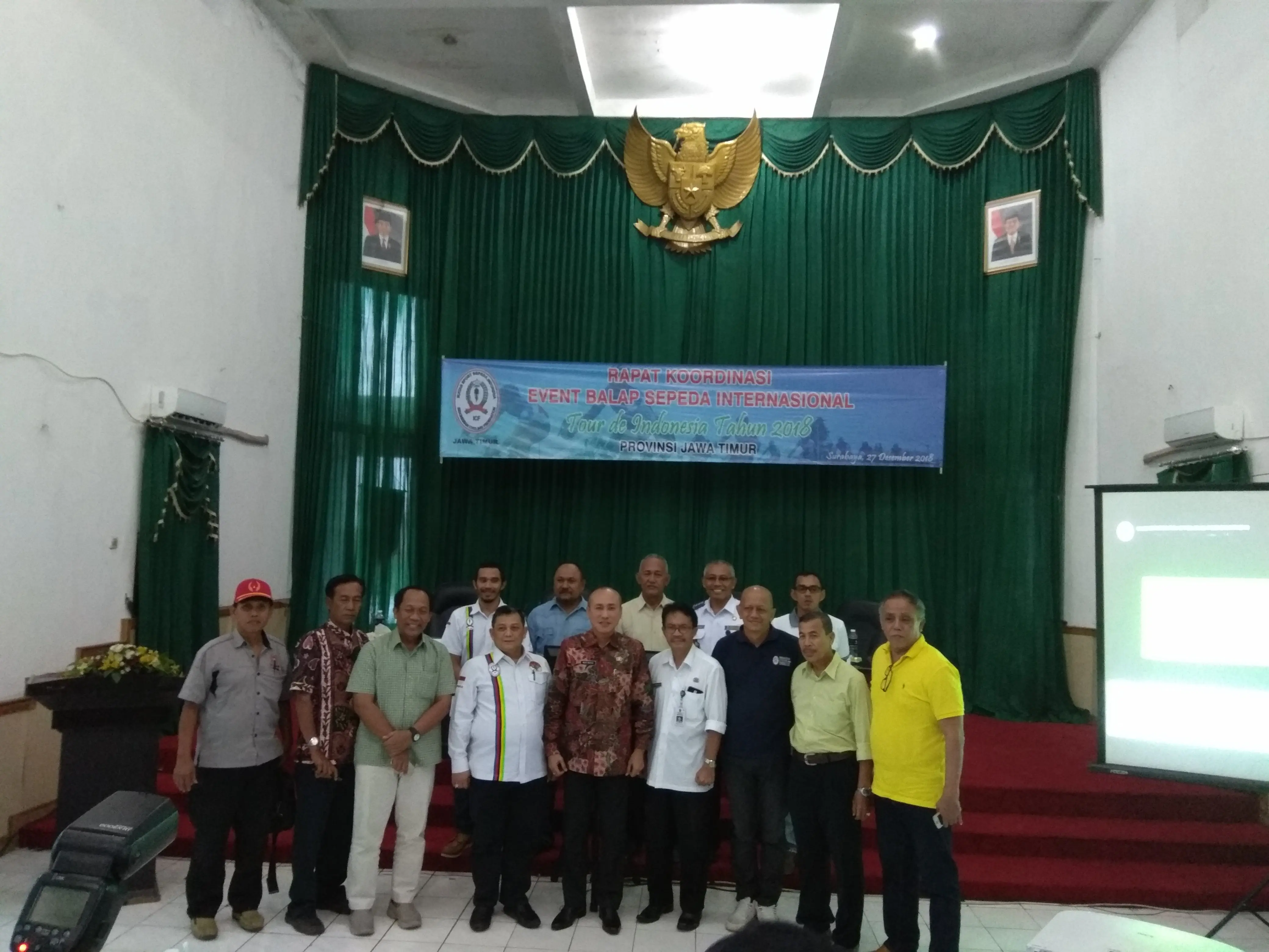 PB ISSI dan Pengprov ISSI Jawa Timur menggelar rapat perdana Tour de Indonesia di Surabaya, Jawa Timur, Rabu (27/12/2017). (Liputan6.com/Dimas Angga P)