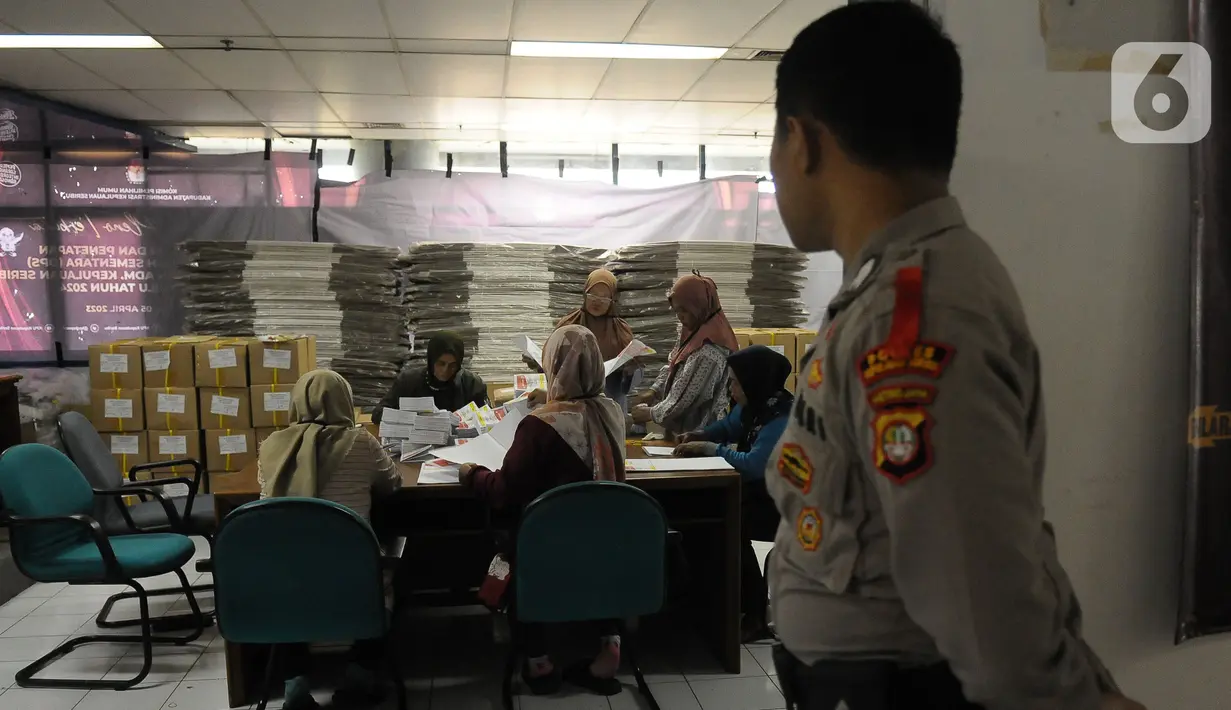 Proses penyortiran dan pelipatan surat suara Pemilu 2024 diawasi langsung petugas Bawaslu Kepulauan Seribu dan Polres Kepulauan Seribu. (merdeka.com/Imam Buhori)
