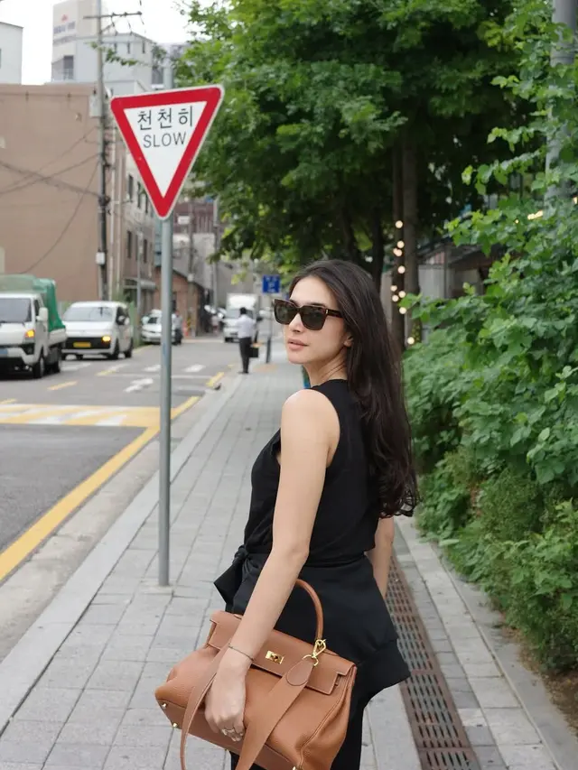 Nabila Syakieb membawa tas Hermes coklat ke Korea Selatan.  [@nsyakieb85]