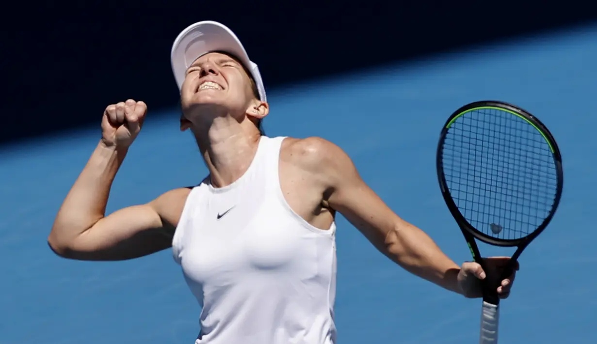 Petenis Rumania, Simona Halep bergembira setelah berhasil mengalahkan Anett Kontaveit dari Estonia pada perempat final  kejuaraan tenis Australia Terbuka di Melbourne, Australia (29/1/2020). Simona Halep menang mudah tanpa kehilangan satu set pun 6-1, 6-1 atas Kontaveit. (AP Photo/Andy Wong)