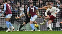 Striker MU, Rasmus Hojlund mencetak gol ke gawang Aston Villa pada lanjutan Liga Inggris 2023/2024 hari Senin (12/02/2024) dini hari WIB. (PAUL ELLIS / AFP)