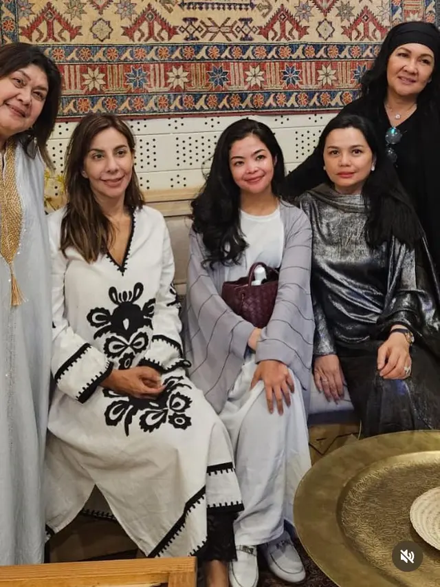 Istri Menteri Perekonomian dan Menteri Olahraga saat menjalankan ibadah umrah. [@yanti.airlangga]