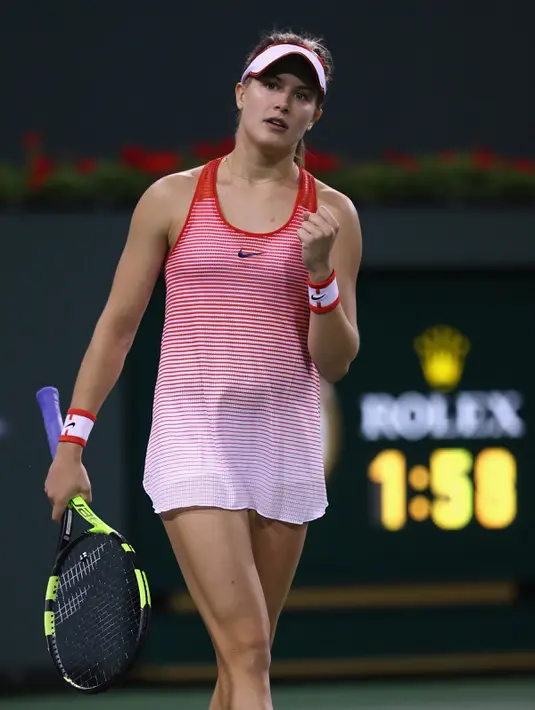 Eugenie Bouchard yang pernah mendapat gelar “WTA Newcomer of the Year 2013″ ini tak hanya dikenal sebagai bibit unggul di cabang olahraga tenis. Tapi tentu saja kemolekannya banyak mengundang decak kagum. (Julian Finney/Getty Images/AFP)