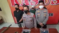 Kapolres Serang Kota, AKBP Maruli Ahiles Hutapea, Saat Menampilkan Barang Bukti Maling Handphone Di Pondok Pesantren (Ponpes). (Selasa, 30/11/2021). (Liputan6.com/Yandhi Deslatama).