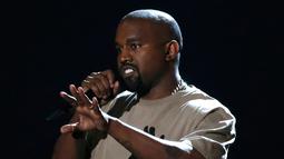 Penyanyi rap Kanye West saat berada di ajang penghargaan MTV Video Music Awards 2015, Los Angeles, Minggu (30/8). Pada kesempatan itu, suami dari Kim Kardashian tersebut memastikan diri bakal menjadi calon presiden AS tahun 2020.(REUTERS/Mario Anzuoni)