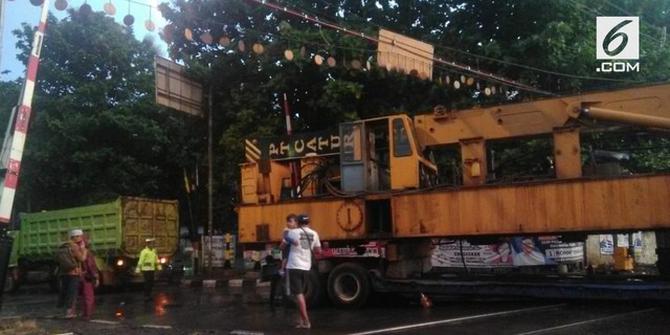 VIDEO: Truk Tersangkut Kabel Lintasan Kereta, Commuter Line Molor