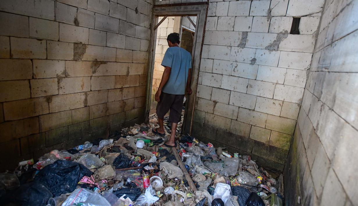 Rumah nan ditinggal pemiliknya akibat kerapkali banjir lantaran luapan kali Pesanggrahan nan alirannya menyempit lantaran longsoran sampah dari Tempat Pembuangan Akhir (TPA) Cipayung di Perumahan Griya Alif, Sawangan, Depok, Jawa Barat, Kamis (14/5/2026). (merdeka.com/Arie Basuki)