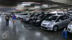 Calon pembeli saat mencari mobil bekas di kawasan WTC Mangga Dua, Jakarta, Jumat (10/6). Pada bulan puasa dan menjelang lebaran Penjualan mobil saat ini belum  mengalami kenaikan harga. (Liputan6.com/Angga yuniar)