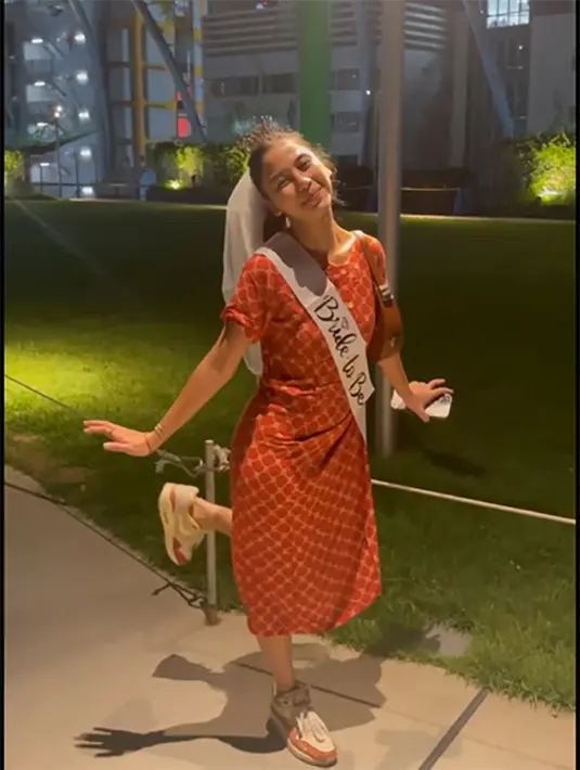 Setelah didandani dengan veil hingga mahkota, bintang film KKN di Desa Penari itu diberikan pilihan lewat aplikasi. Tapi, sayang pilihan Adinda pun harus mengenakan daster emak-emak menyusui yang telah disiapkan. [Instagram/fitaanggriani]