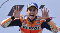 Marc Marquez menjulurkan lidahnya sembari memperlihatkan 10 jarinya sebagai simbol kemenangannya yang kesepuluh di di Sirkuit Sachsenring GP Jerman. (AFP/Tobias Schwarz)