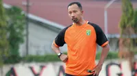 Direktur Teknik Persebaya Surabaya, Uston Nawawi. (Bola.com/Aditya Wany)