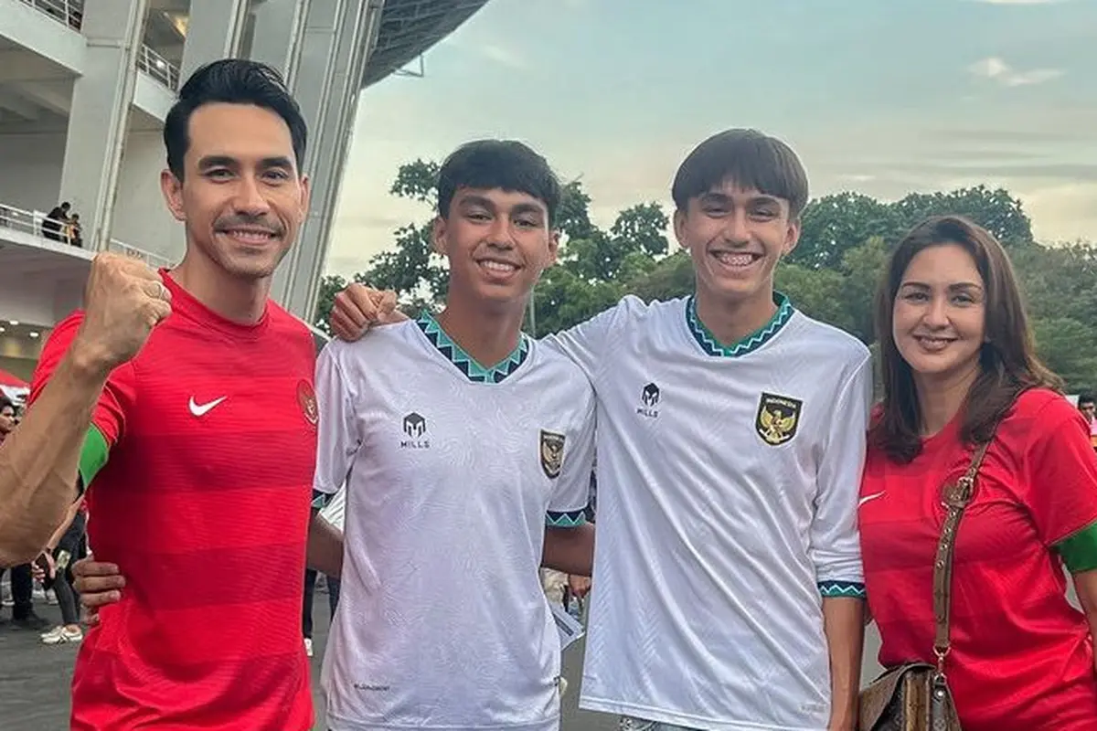 Pasangan Artis Tanah Air Kompak Kenakan Jersey Timnas