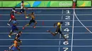Turun di lintasan 6, Bolt terlihat unggul sejak awal perlombaan. Dia bahkan hampir berjarak satu meter dengan pelari tercepat kedua, yakni Andre De Grasse. Bolt mencatat waktu 19,78 detik. (Reuters/Leonhard Foeger)