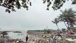 Penduduk mengecek kerusakan akibat hujan lebat dan banjir di Kota Oroquieta, Misamis Occidental (27/12/2022). Korban tewas akibat banjir di Filipina telah meningkat menjadi 25 orang, kata para pejabat pada 28 Desember, dengan badai diperkirakan akan menurunkan lebih banyak hujan di wilayah selatan dan tengah yang paling terpukul. (Photo by Handout/Angelica Villarta/AFP)