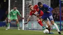 Gelandang Chelsea, Eden Hazard, berusaha melewati bek Nottingham Forest, Ben Osborn, pada laga Piala Liga di Stadion Stamford Bridge, London, Rabu (20/9/2017). Chelsea menang 5-1 atas Forest. (AP/Kirsty Wigglesworth)