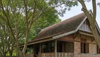 7 Desain Rumah Kampung Kombinasi Kayu dan Bata Ekspos Bernuansa Rustic dengan Halaman Hijau