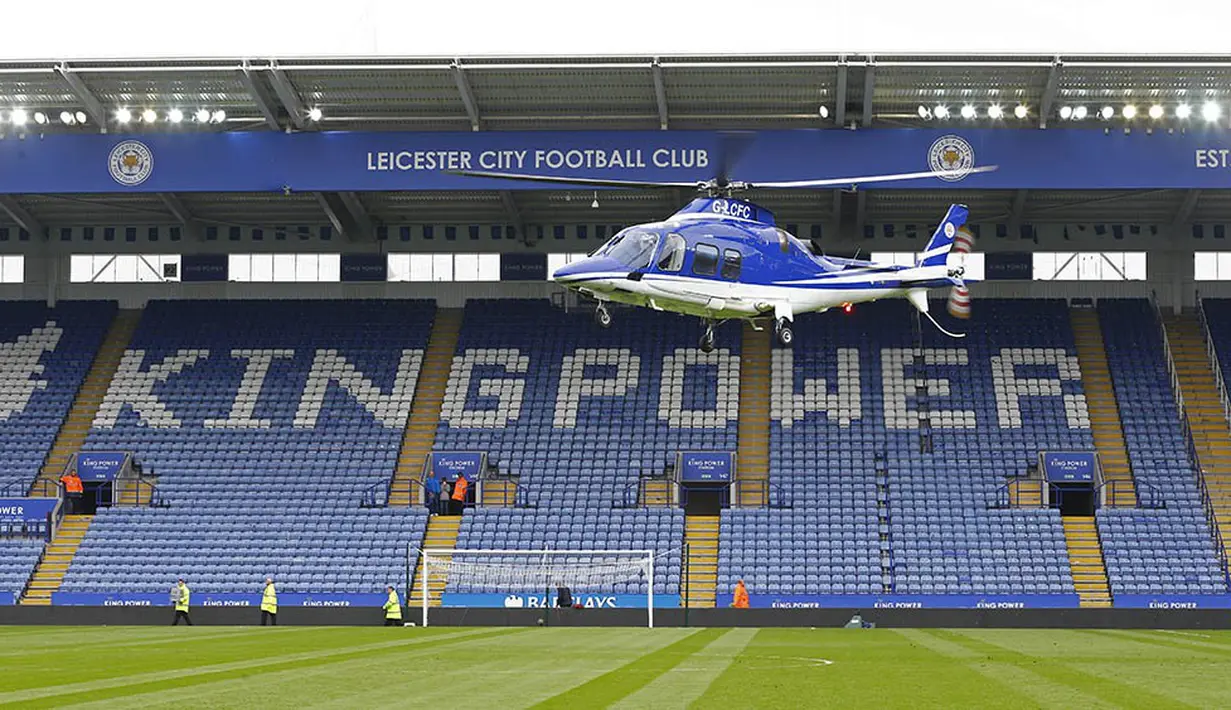 1. Helikopter yang ditumpangi pemilik Leicester, Vichai Srivaddhanaprabha, bersiap mendarat di Stadion King Power, Inggris, Minggu (3/4/2016). Leicester berhasil menang 1-0 atas Southampton. (Reuters/Darren Staples)
