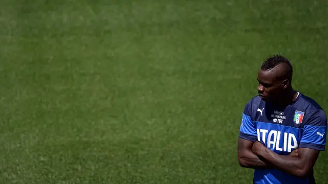 Mario Balotelli Diejek fans Italia
