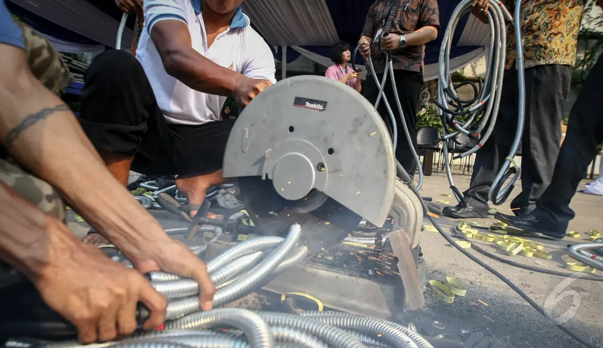 Kementerian Perdagangan memusnahkan ribuan selang karet elpiji yang tidak sesuai SNI di Lapangan Parkir Gedung Kementerian Perdagangan, Jakarta, Jumat (22/5/2015). Pemusnahan dilakukan dengan cara dicacah dan dibakar. (Liputan6.com/Faizal Fanani)