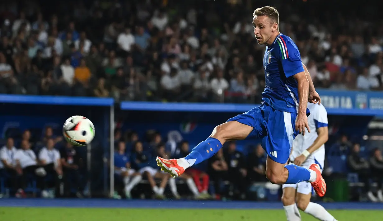 Pemain Italia, Davide Frattesi, mencetak gol ke gawang Bosnia-Herzegovina dalam laga uji coba internasional terakhir jelang Euro 2024 di Stadio Carlo Castellani, Senin (10/6/2024). (AFP/Isabella Bonotto)