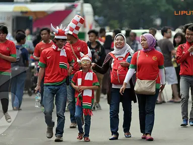 Laga kualifikasi piala AFC yang berlangsung di Stadion GBK Jakarta juga dijadikan sarana hiburan bagi keluarga yang ingin menyaksikan dan mendukung langsung Garuda Muda berjuang (Liputan6.com/Helmi Fithriansyah)