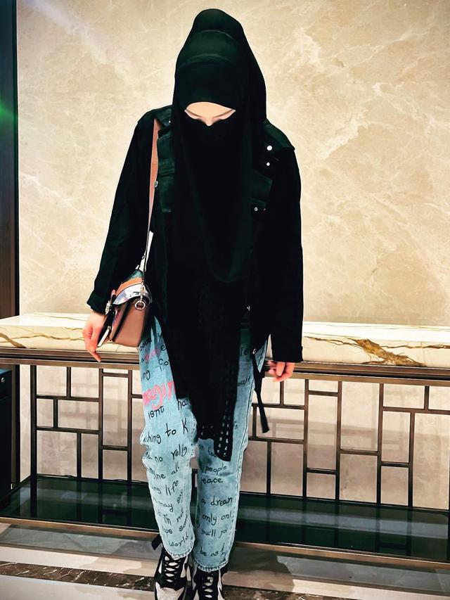 6 Potret Gaya Ratu Rizky Nabila Bercadar, Dicibir Masih Pakai Celana Jeans