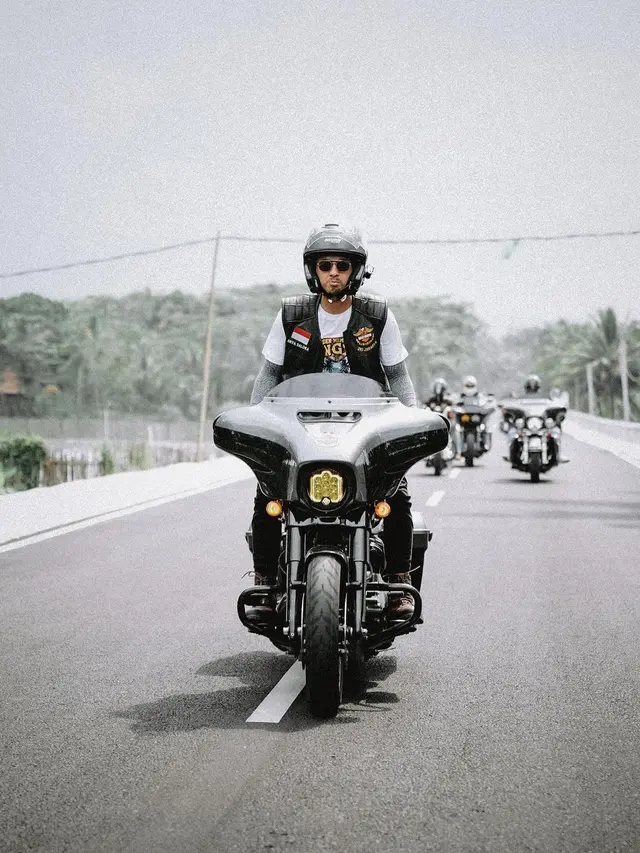 7 Potret Arya Saloka saat Touring dengan Moge, Curi Perhatian