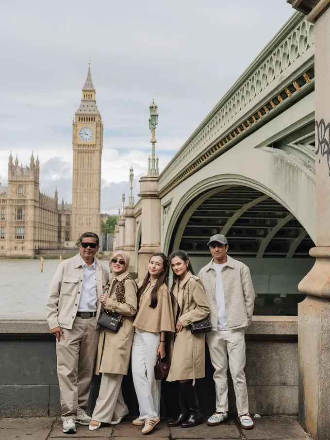 Liburan Akhir Tahun ke London, Gaya Beby Tsabina & Keluarga Tampil Kompak dalam Layering Nuansa Nude