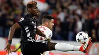 Pemain Manchester United, Paul Pogba berebut bola dengan pemain Sevilla, Pablo Sarabia pada laga leg pertama 16 besar Liga Champions di Ramon Sanchez Pizjuan, Rabu (21/2). Manchester United pulang dari Sevilla dengan hasil imbang 0-0 (AP/Miguel Morenatti)