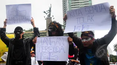 Mahasiswa Institut Kesenian Jakarta dan Gerakan Islam Anti Kekerasan menggelar aksi damai menolak ISIS di Bundaran HI, Jakarta, Minggu (8/3/2015). (Liputan6.com/Yoppy Renato)