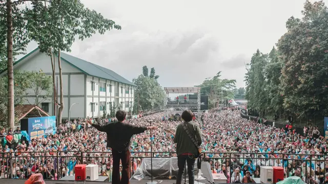 Juicy Luicy akhirnya manggung bareng Fiersa Besari di Bandung.