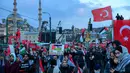 Menurut berbagai sumber medis pada Rabu 31 Desember 2025, sejak serangan Israel dimulai pada Oktober 2023 lalu, jumlah korban tewas telah mencapai lebih dari 71.269 orang. Tampak dalam foto, orang-orang mengibarkan bendera Turki dan bendera Palestina saat mereka berdemonstrasi sebagai bentuk solidaritas dengan rakyat Palestina di tengah perang yang sedang berlangsung antara Israel dan kelompok Hamas di wilayah Gaza, di Jembatan Galata, Istanbul, Turki pada 1 Januari 2026. (Yasin AKGUL/AFP)