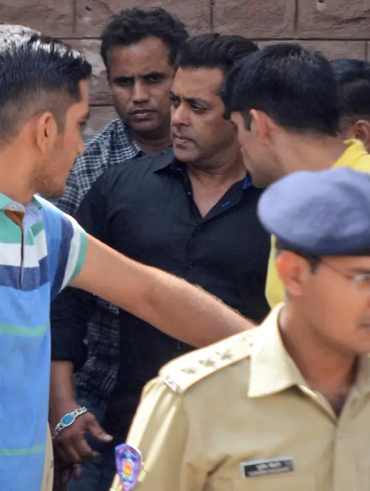Salman Khan bisa bebas setelah ia membayar uang jaminan sebesar Rp 10 juta. Ia pun langsung pulang dari Jodhpur ke Mumbai dengan menggunakan sebuah pesawat sewaan. (AP/Sunil Verma)