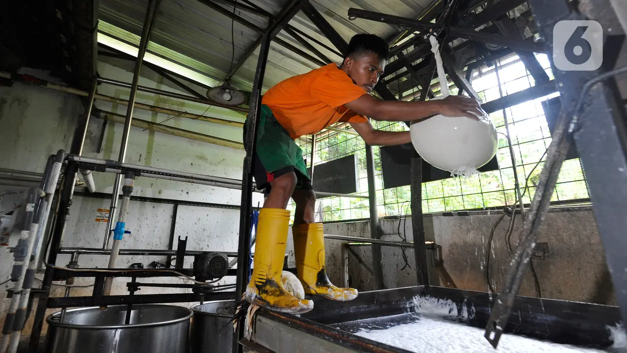 Pembuat Tahu Terdampak Kenaikan Harga Kedelai