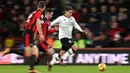 Gelandang Liverpool, Roberto Firmino menendang bola dengan kawalan pemain AFC Bournemouth pada pekan 18 Premier League di Vitality Stadium, Minggu (17/12). Liverpool mencukur tuan rumah AFC Bournemouth empat gol tanpa balas. (Andrew Matthews/PA via AP)