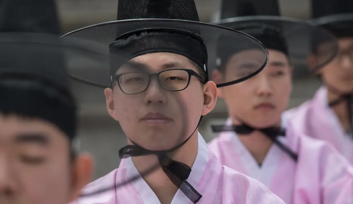 Pelajar mengenakan kostum tradisional Korsel mengikuti upacara Coming of Age Day di Namsan Hanok Village, Seoul, Senin (15/5). Upacara Hari Kedewasaan adalah hari libur resmi untuk menghormati siapa saja yang baru menginjak usia 20 tahun. (Ed JONES/AFP)